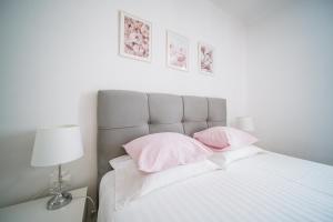 Korkyra Harbour Rooms客房内的一张或多张床位
