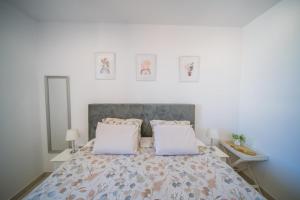 Korkyra Harbour Rooms客房内的一张或多张床位