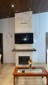 TV a/nebo společenská místnost v ubytování Shmees + 5 fotografií