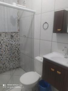 Bilik mandi di Pousada Quarto Deluxe perto da basílica com garagem
