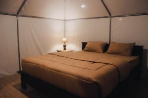 Postel nebo postele na pokoji v ubytování Surya Camp Buahan
