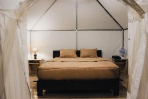 Postel nebo postele na pokoji v ubytování Surya Camp Buahan