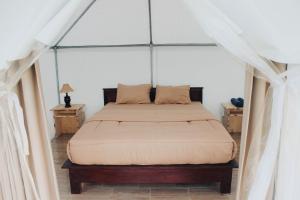 Postel nebo postele na pokoji v ubytování Surya Camp Buahan