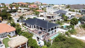 eine Luftaufnahme eines Hauses in der Unterkunft Beautiful Villa with pool near the beach for groups in Jan Thiel