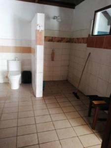 ein Bad mit einem WC und einem TV. in der Unterkunft Casa en el campo in Quillacollo
