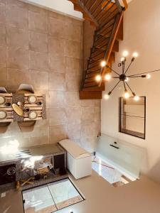 una cucina con bancone, piano cottura e specchio di Claruá Chalés - Loft Caju - Romântico & Charmoso em Cavalcante Chap dos Veadeiros a Cavalcante