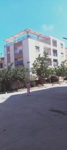 a fire hydrant in front of a large building at Cléopâtra in Tefeschoun