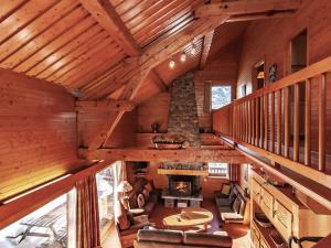 una vista sulla mansarda di una baita di tronchi con camino di Chalet familial 10 pièces à Meribel, proche des pistes, avec cheminée et terrasse, 12 personnes - FR-1-180-625 a Les Allues Altre 19 foto