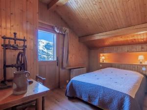 una camera da letto con un letto in una cabina di legno di Chalet familial 10 pièces à Meribel, proche des pistes, avec cheminée et terrasse, 12 personnes - FR-1-180-625 a Les Allues
