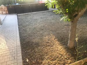 a yard with a tree and a fence at Maison à la campagne avec piscine in Signes
