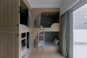 En eller flere senger på et rom på Terumahouse 照間