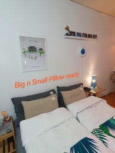 Una cama o camas en una habitación de Hongik Univ Hongdae Stay