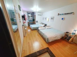 Una cama o camas en una habitación de Hongik Univ Hongdae Stay