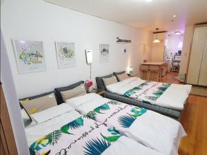 Una cama o camas en una habitación de Hongik Univ Hongdae Stay
