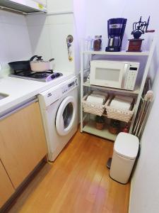 Una cocina o kitchenette en Hongik Univ Hongdae Stay