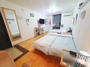 Una cama o camas en una habitación de Hongik Univ Hongdae Stay