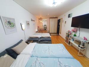Una cama o camas en una habitación de Hongik Univ Hongdae Stay
