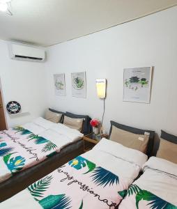 Una cama o camas en una habitación de Hongik Univ Hongdae Stay 37 fotos más