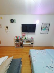 Una televisión o centro de entretenimiento en Hongik Univ Hongdae Stay