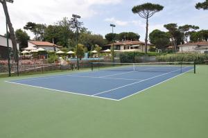 Tenis in/ali skvoš poleg nastanitve Hotel Bristol oz. v okolici