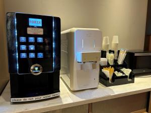 une machine à café assise au-dessus d'un comptoir dans l'établissement Hotel Forza Osaka Kitahama, à Osaka 99 autres photos