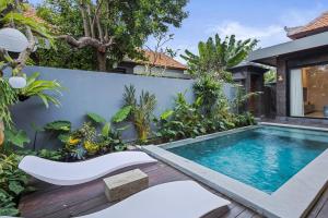 - une piscine dans le jardin d'une villa dans l'établissement Luxurious 2 Bedroom Villa Noir, à Canggu