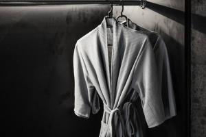 une chemise blanche est suspendue sur un portant dans l'établissement Luxurious 2 Bedroom Villa Noir, à Canggu