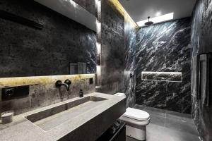 une salle de bain avec un lavabo et des toilettes dans l'établissement Luxurious 2 Bedroom Villa Noir, à Canggu 22 autres photos