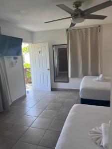 Postel nebo postele na pokoji v ubytování La Diosa Kali Beach Front Hotel