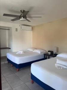 Postel nebo postele na pokoji v ubytování La Diosa Kali Beach Front Hotel