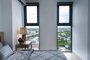 Postel nebo postele na pokoji v ubytování Sophia Apartment - Sophia Center Phu Cuong