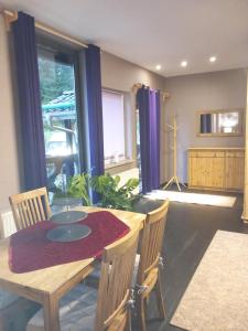 ein Esszimmer mit einem Holztisch und Stühlen in der Unterkunft Pension Steigerhof Johanngeorgenstadt in Johanngeorgenstadt