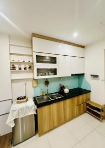 Η κουζίνα ή μικρή κουζίνα στο Homstay Ocean Park view biển hồ S1.12