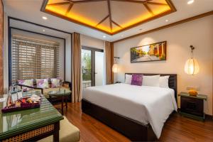 Postel nebo postele na pokoji v ubytování The Saga Hotel Hoi An + 147 fotografií
