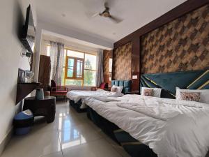 Postel nebo postele na pokoji v ubytování Gulmarg GS Residency Hotel