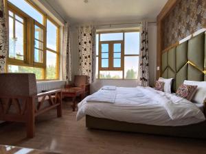 Postel nebo postele na pokoji v ubytování Gulmarg GS Residency Hotel