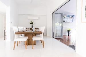 Fotografie z fotogalerie ubytování Kings Beach Home with Pool and Putt Putt v destinaci Caloundra