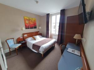 Postel nebo postele na pokoji v ubytování Logis Hotel des Bourbons