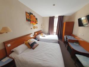 Postel nebo postele na pokoji v ubytování Logis Hotel des Bourbons