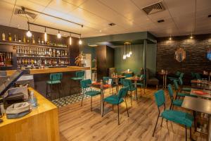 Lounge nebo bar v ubytování Logis Hotel des Bourbons