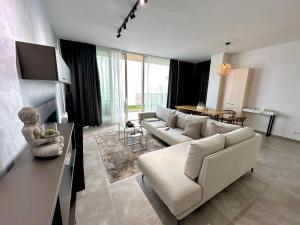a living room with a couch and a table at Queens Luxury Vila 111B in Vlorë
