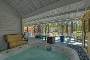 Billede fra billedgalleriet på Gray Wolf Lodge Lake Hot Tub i Big Bear Lake