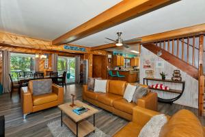 Et opholdsområde på Gray Wolf Lodge Lake Hot Tub