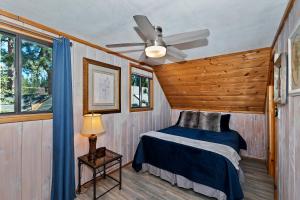 En eller flere senge i et værelse på Gray Wolf Lodge Lake Hot Tub + 30 billeder