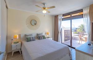 Postel nebo postele na pokoji v ubytování Panoramic View Sunflower By Dream Homes Tenerife