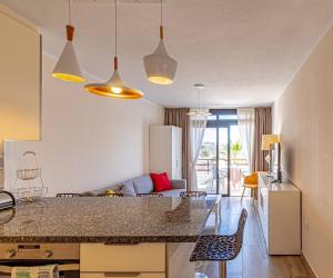 Kuchyň nebo kuchyňský kout v ubytování Panoramic View Sunflower By Dream Homes Tenerife