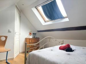 ein Schlafzimmer mit einem weißen Bett mit einem Fenster in der Unterkunft Maison à la campagne pour 7 pers, wifi et parking in Aube-sur-Rîle