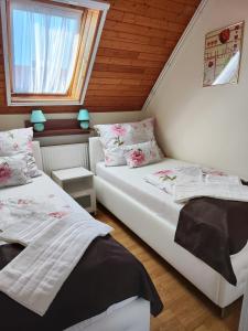 Postel nebo postele na pokoji v ubytování Havasi Vendégház + 37 fotografií