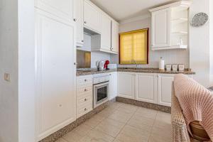 Η κουζίνα ή μικρή κουζίνα στο Los Gigantes Tamara Apt By Dream Homes Tenerife