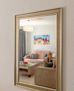 lustro odzwierciedlające salon z kanapą w obiekcie Los Gigantes Tamara Apt By Dream Homes Tenerife w mieście Santiago del Teide